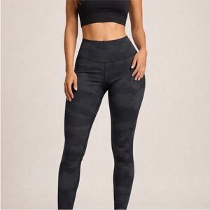 ALO Yoga Black Camo Leggings size medium